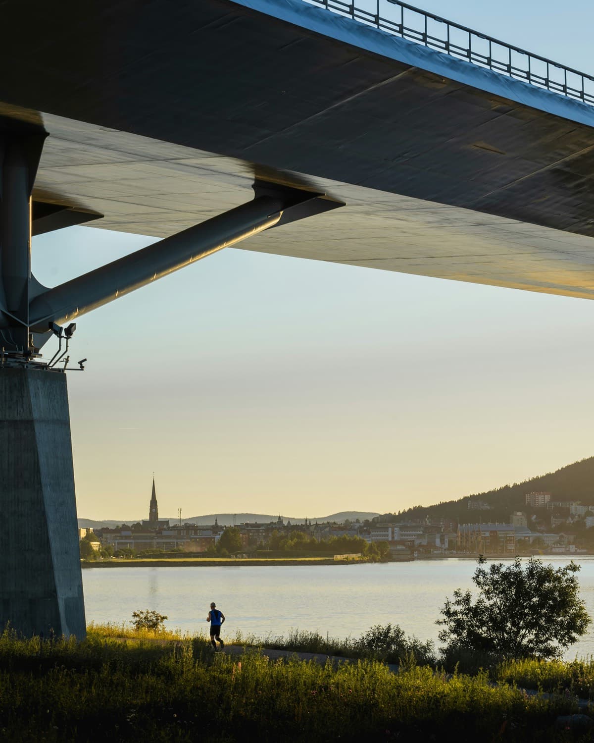 Vidsträckt nordiskt landskap vid solnedgång